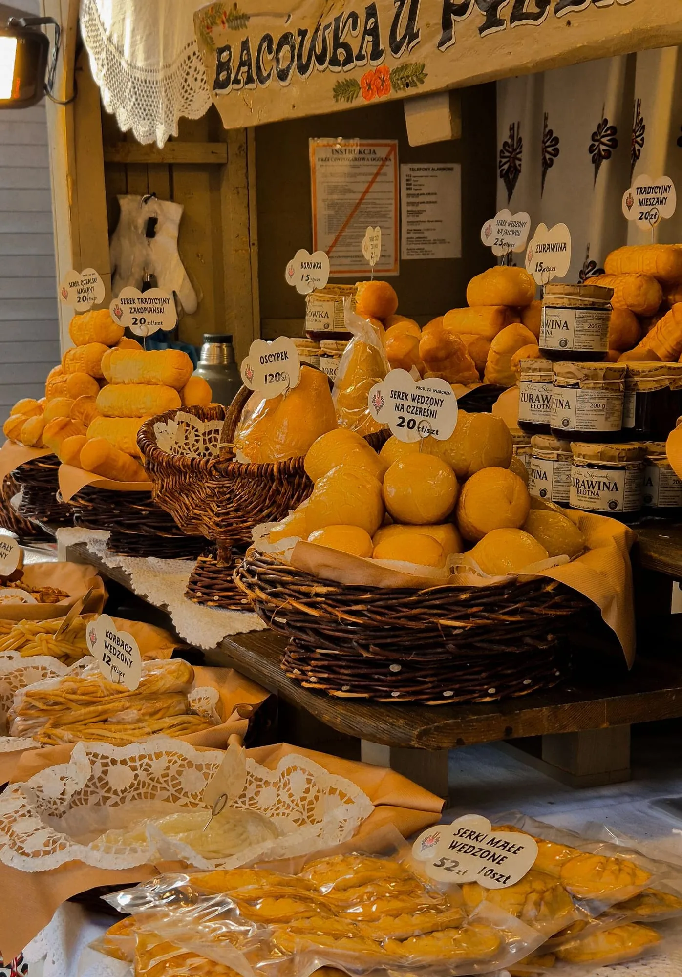 Marktstand mit Käse in Weidenkörben